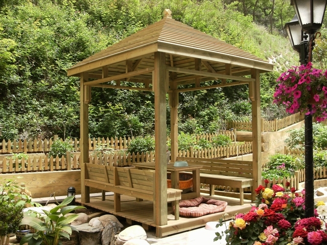 木凉亭与木篱笆打造个性自然的别墅庭院