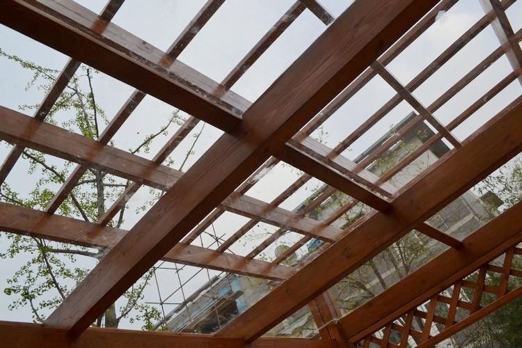 顺义莫奈花园制作双层防腐木玻璃顶葡萄架