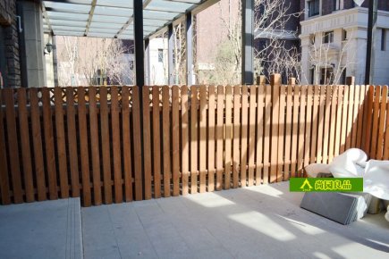  门头沟庭院安装1.3米高的防腐木围栏围墙